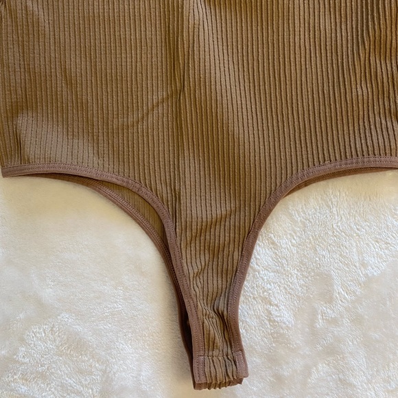 Long sleeve v-neck bodysuit - Picture 2 of 2